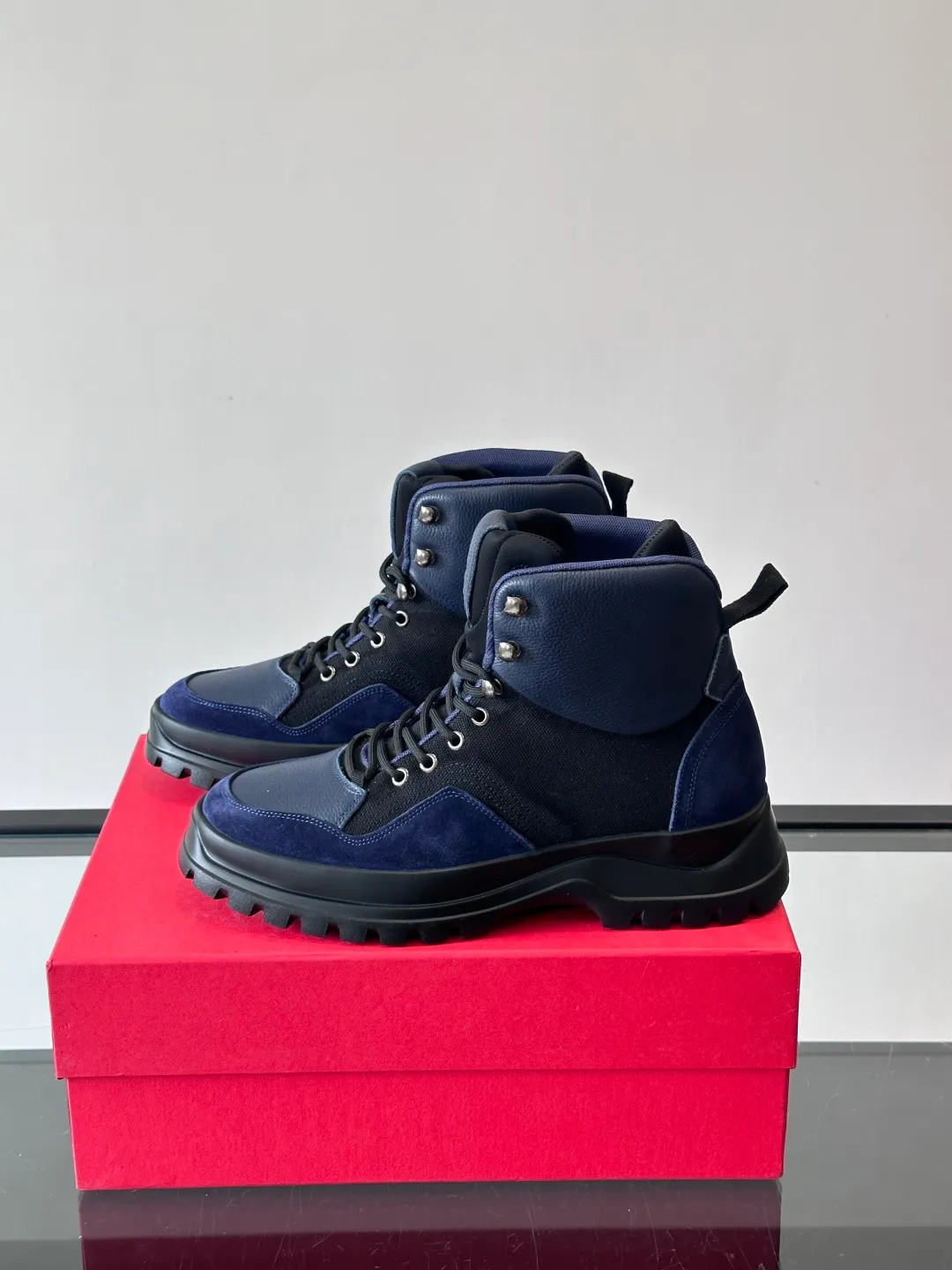 Men's shoes 💰960 Ferragamo's thick-soled lace-up short boots are made of suede + fabric splicing. They have a delicate texture and are breathable. The black rubber thick soles are wear-resistant and have strong traction. They can be worn every day outdoors! The shoelaces are super vibrant and the metal fastener details are perfect. The boot shaft is adjustable, comfortable and stable to wear. It goes well with workwear style or casual style in autumn and winter. It is warm and fashionable. It is suitable for outdoor activities or daily commuting! size: 39-44 (customized at 38.45.46)